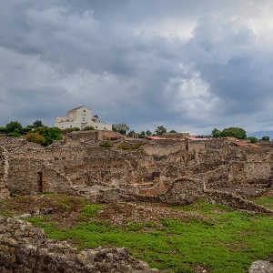 Can you tour Pompeii on your own?